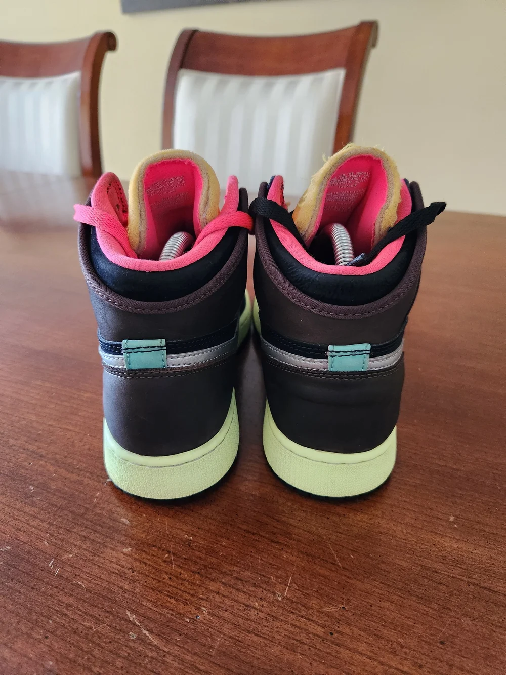 Jordan Retro 1 Highs Size 5.5 Youth Used